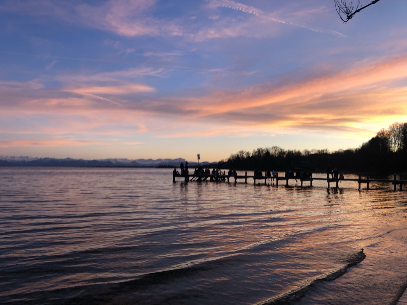 Steg bei Sonnenuntergang