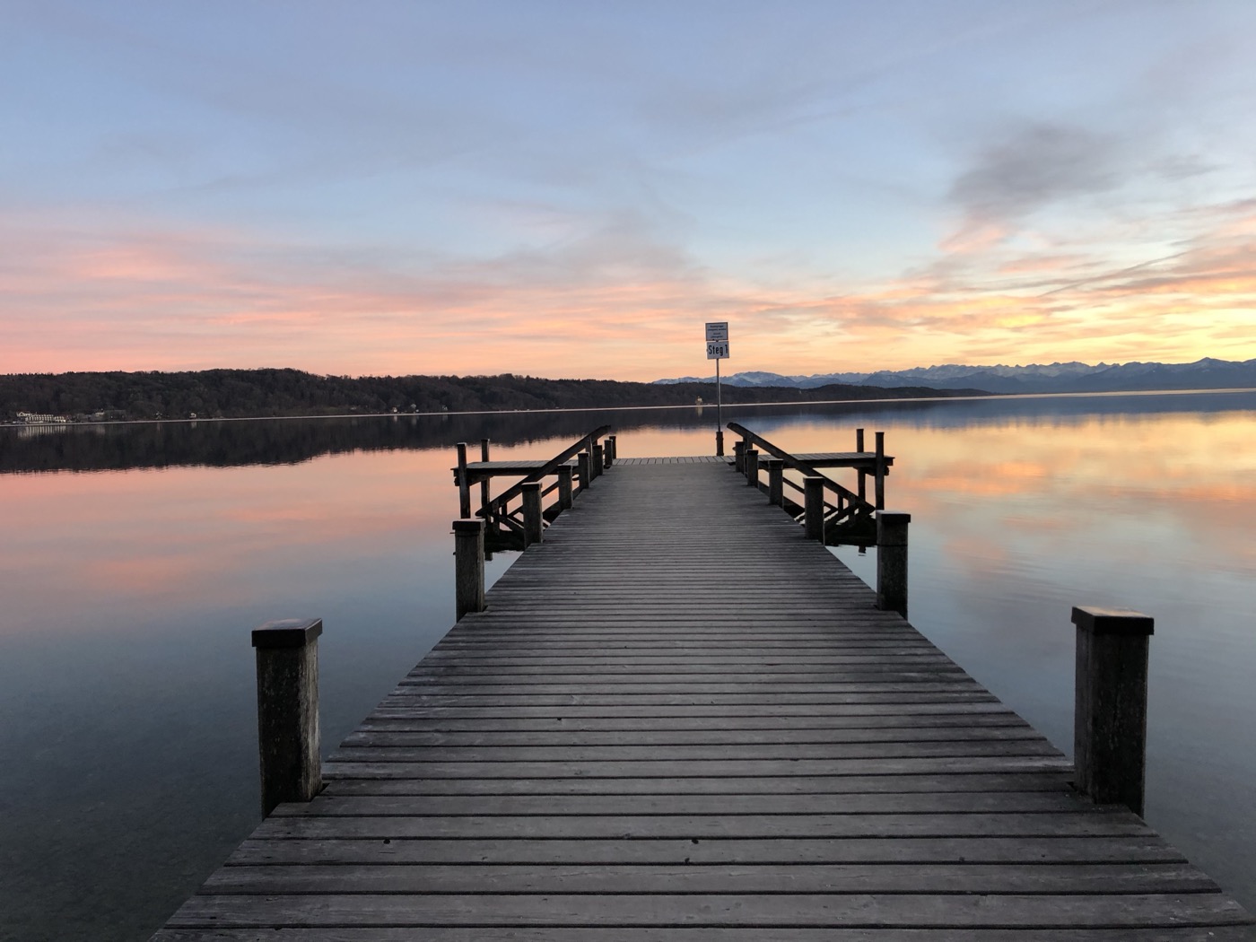 Steg frontal bei Sonnenuntergang