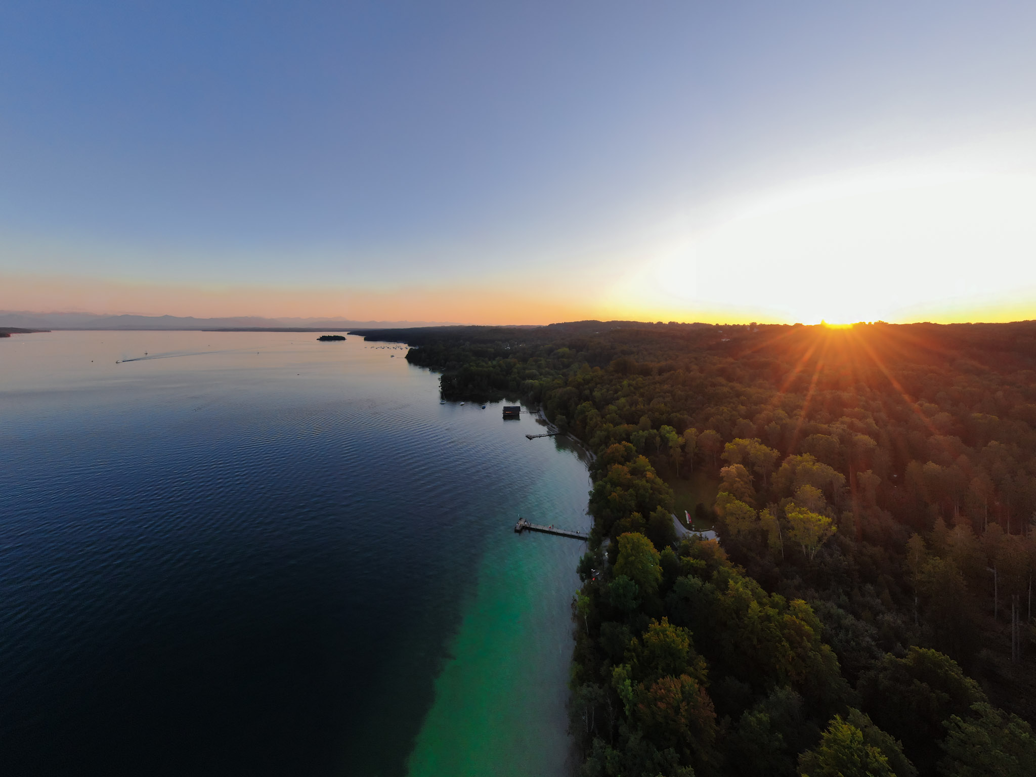 Drohnenaufnahme Steg 1 mit Sonnenuntergang über dem Starnberger See