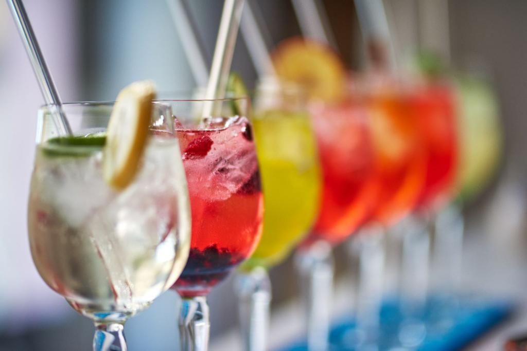 Sommerliche Drinks und Cocktails am Steg 1