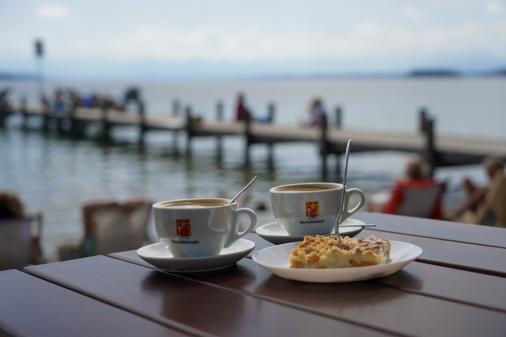 Kaffee und Kuchen mit Blick auf den Steg