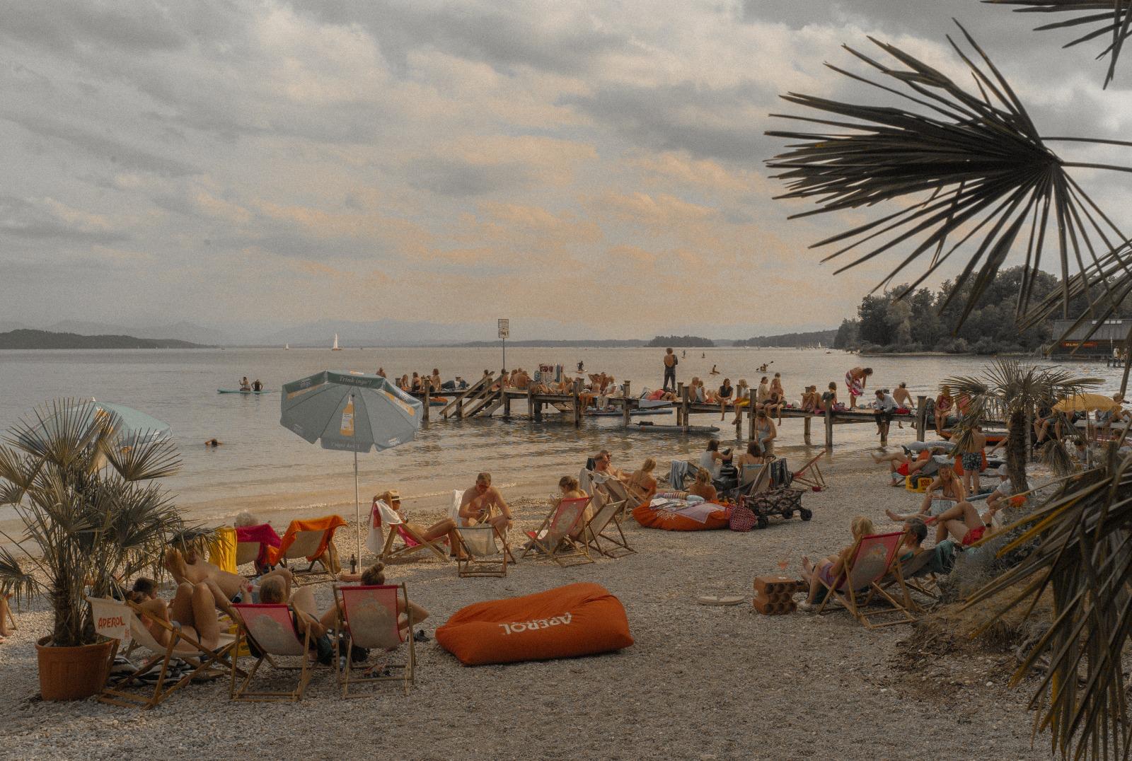 Steg 1 Possenhofen — Strand, Liegestühle und See in Abendstimmung