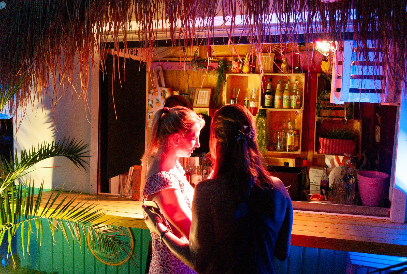 Warme Lichterstimmung an der Bar am Steg 1