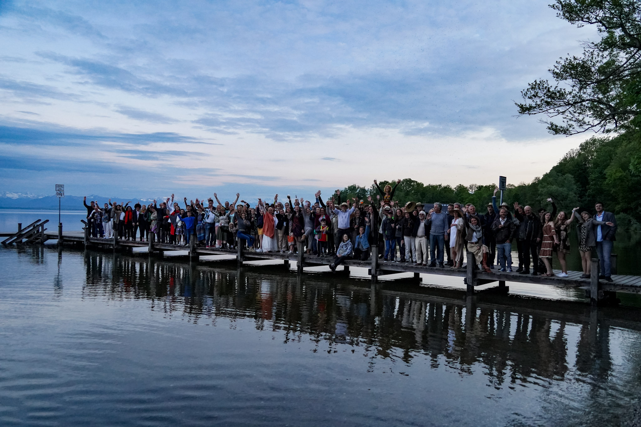 Gruppenfoto am Steg in Abendstimmung — Veranstaltung am Steg 1