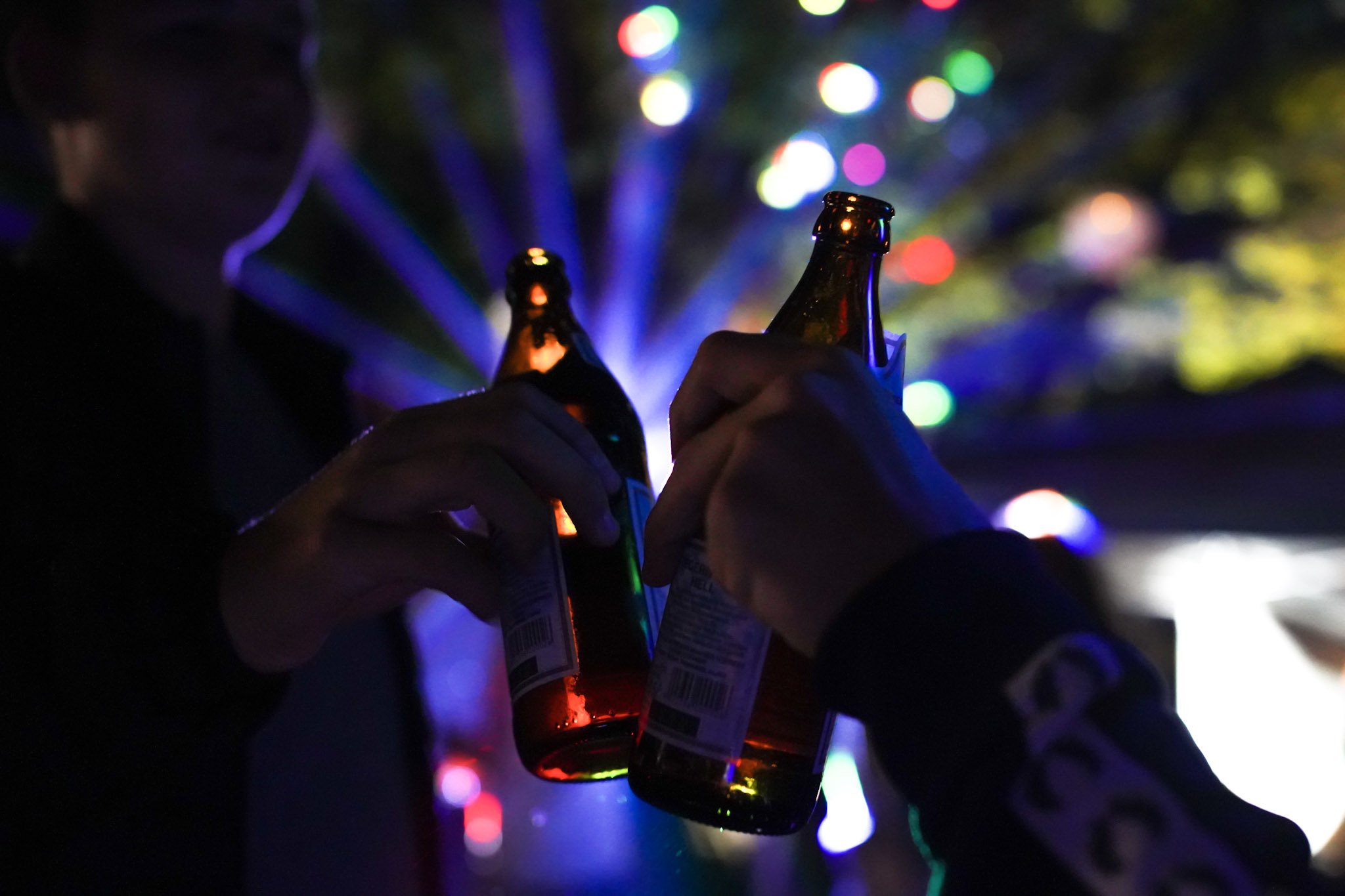 Anstoßen mit Bier bei Disco-Lichtern am Steg 1