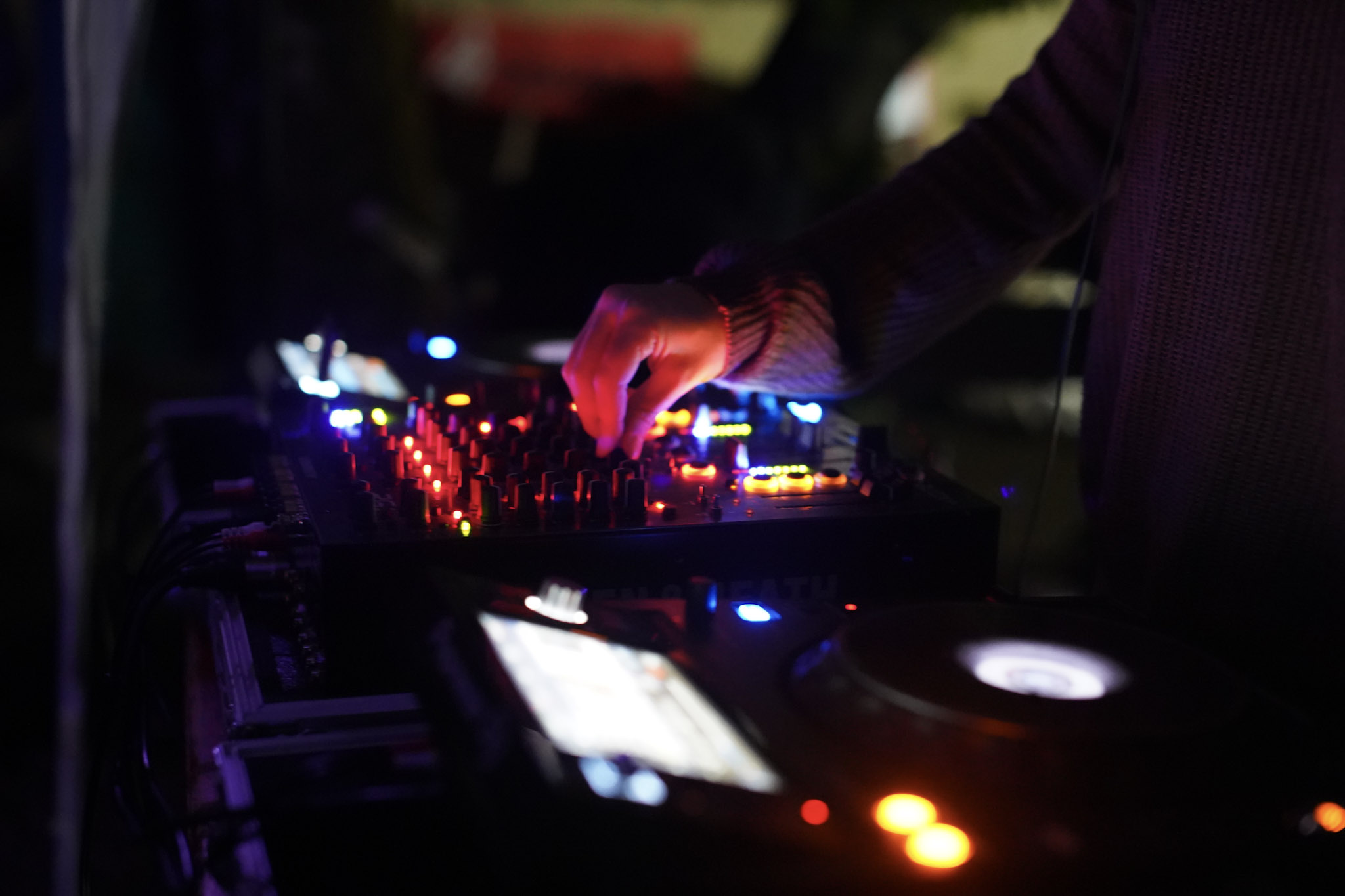 DJ-Pult mit bunten Lichtern bei Party am Steg 1