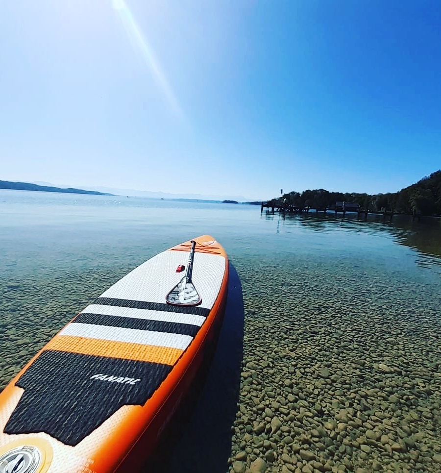 SUP Board mit Paddel am Steg auf dem Starnberger See