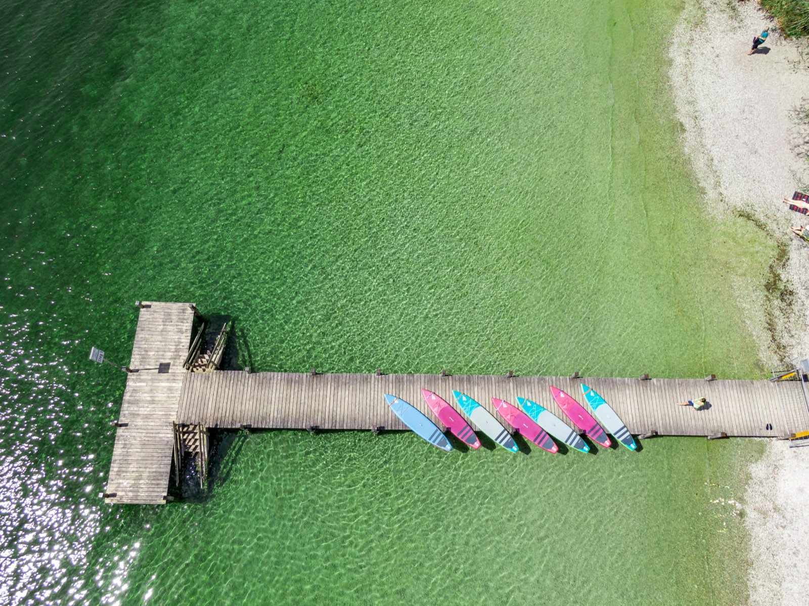 Drohnenaufnahme: bunte SUP-Boards am Steg 1 Possenhofen