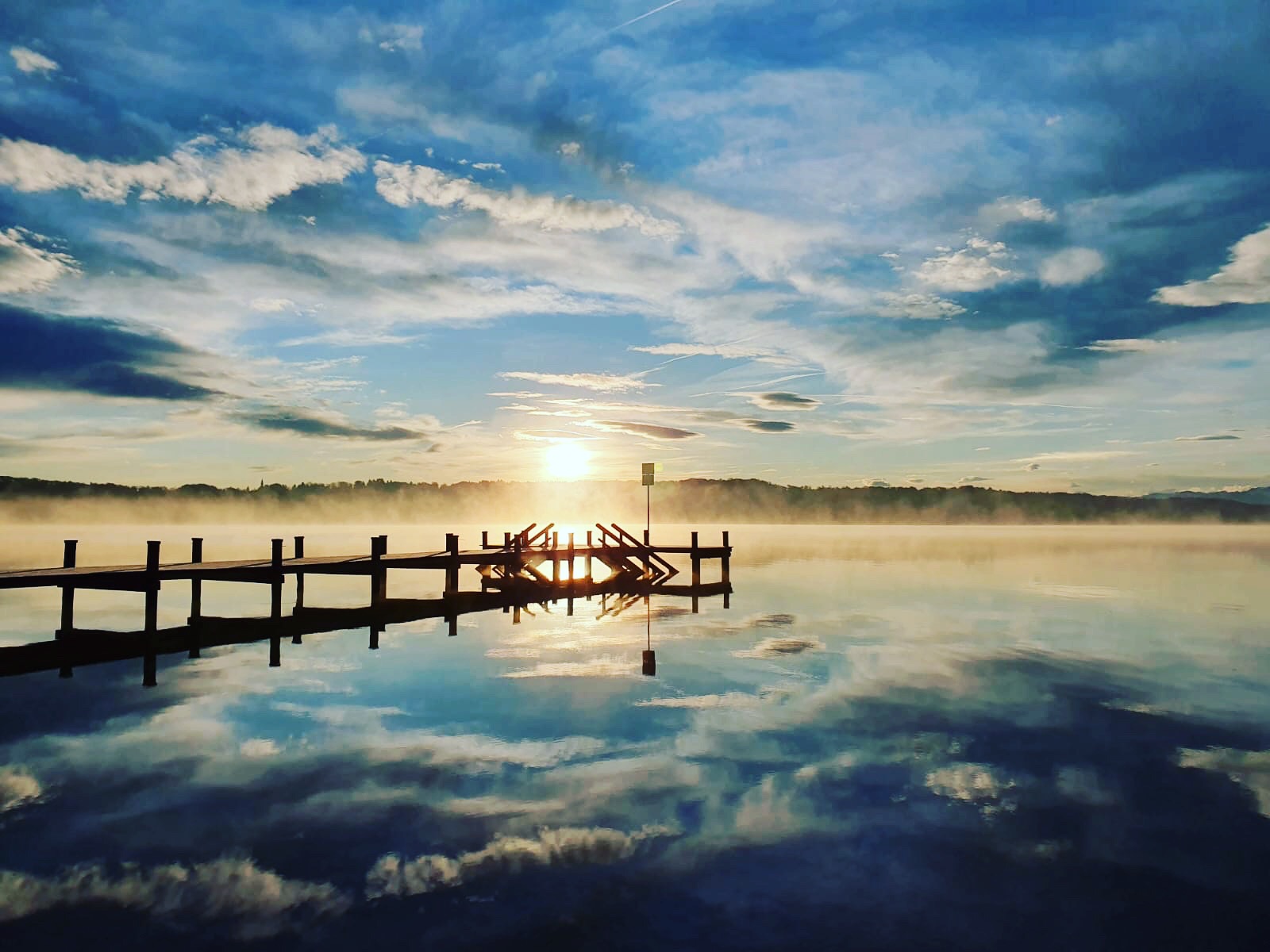 Steg 1 Possenhofen — Sonnenaufgang mit Spiegelung im Starnberger See