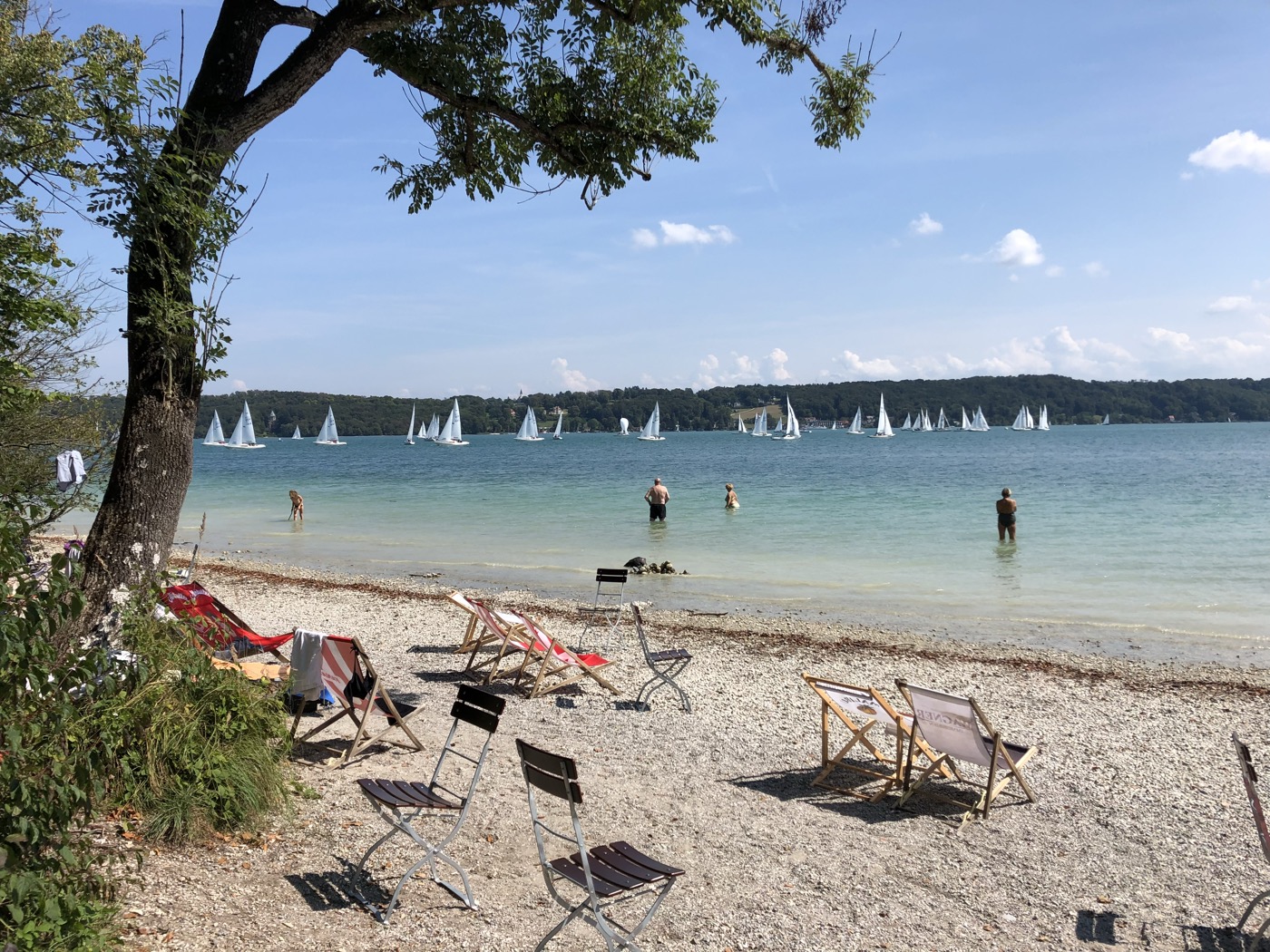 Strand mit Segelbooten am Starnberger See
