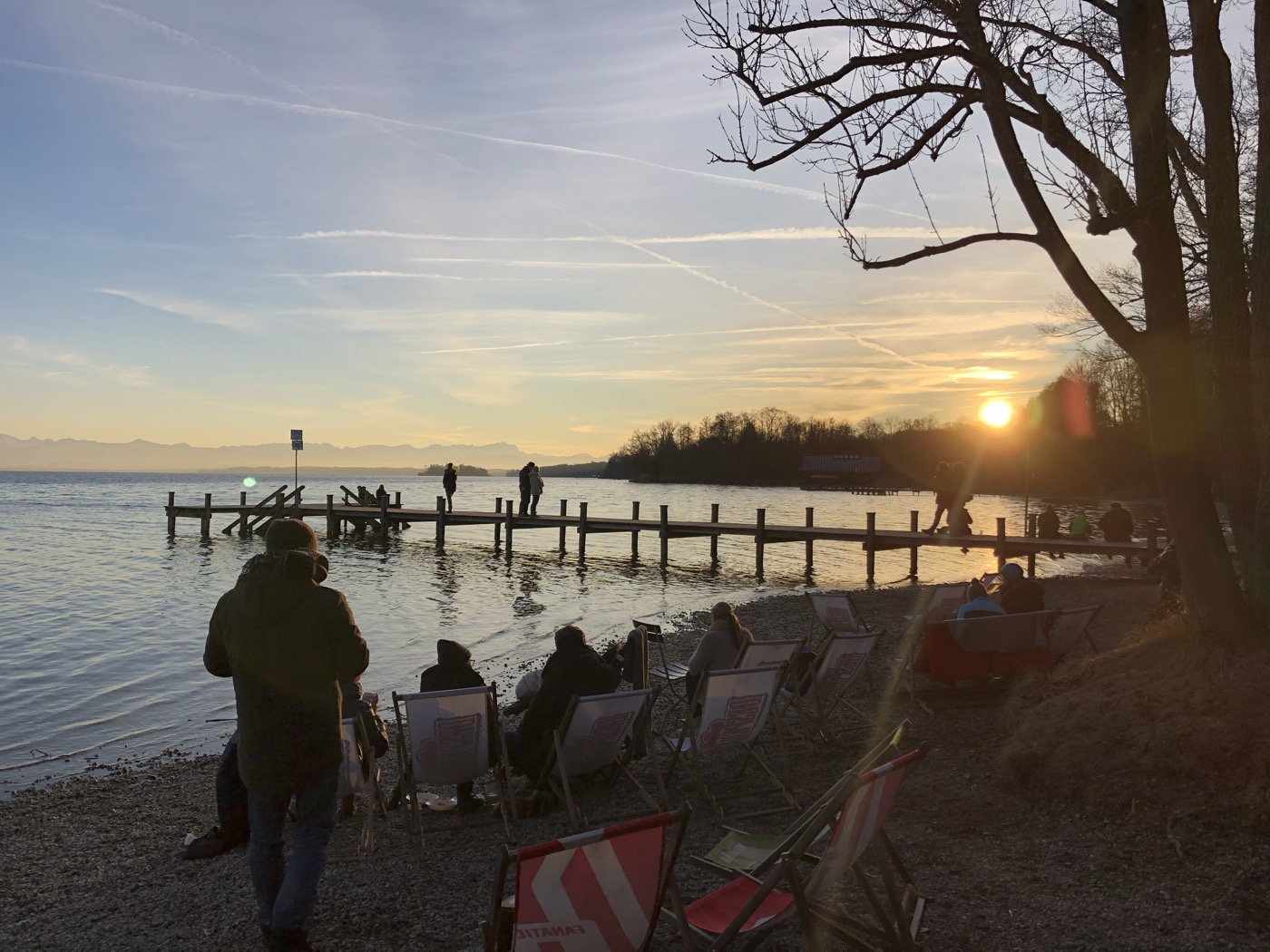 Sonnenuntergang am Steg 1 Possenhofen mit Liegestühlen