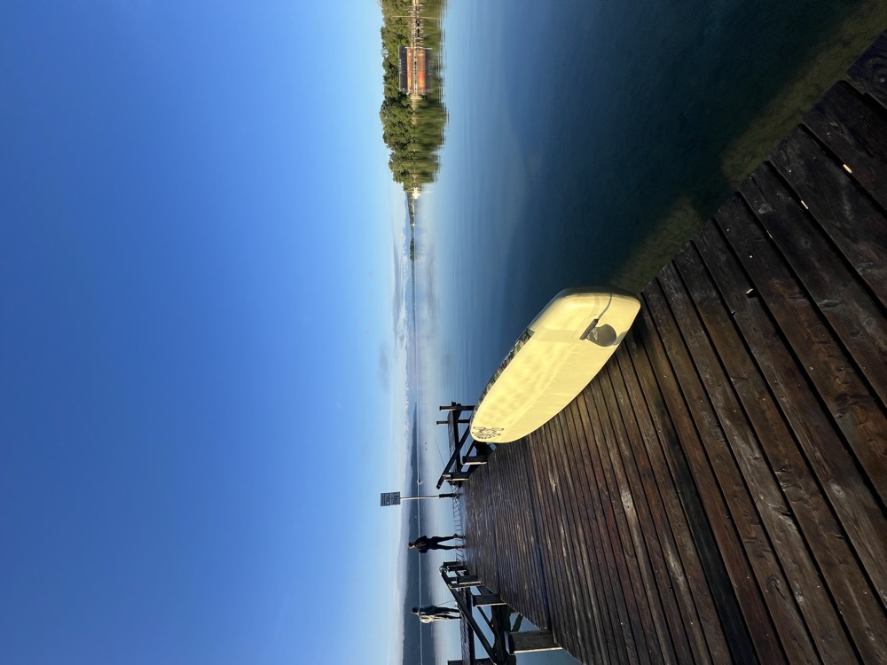 SUP-Board auf dem Steg am Starnberger See