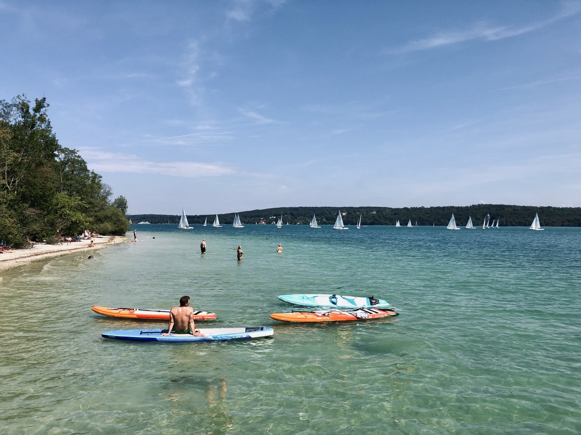 Stand-Up Paddeln im türkisen Wasser am Starnberger See