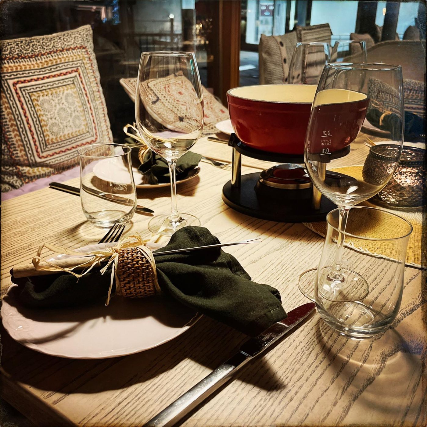 Gedeckter Tisch mit Käsefondue-Topf am Steg 1