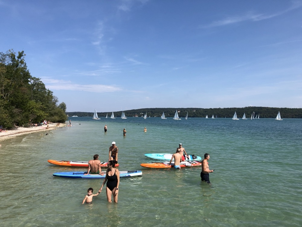 SUP Boards und Badegäste im türkisen Wasser