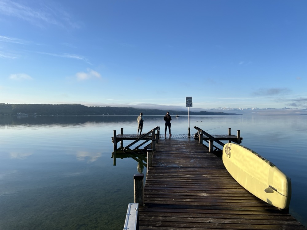 SUP Board am Steg in der Morgensonne