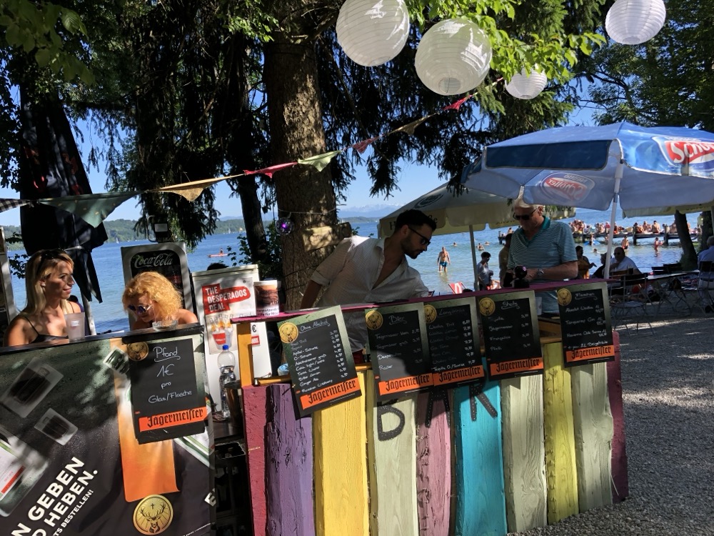 Bunte Bar am Steg 1 mit Blick auf den See