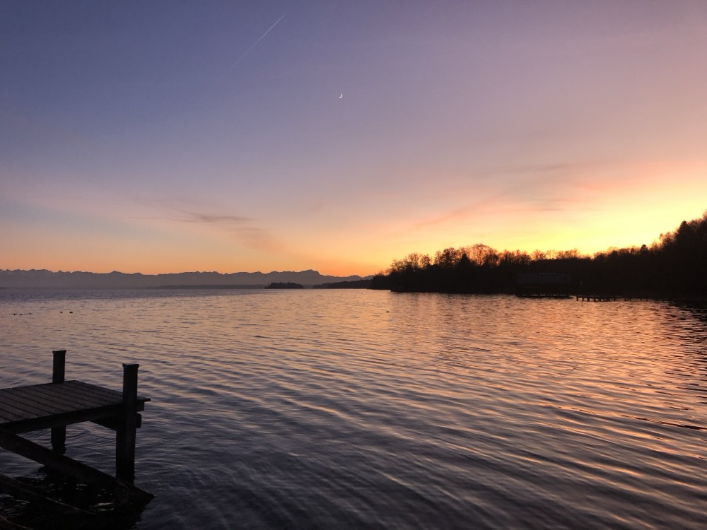 Sonnenuntergang am Starnberger See mit Alpenpanorama