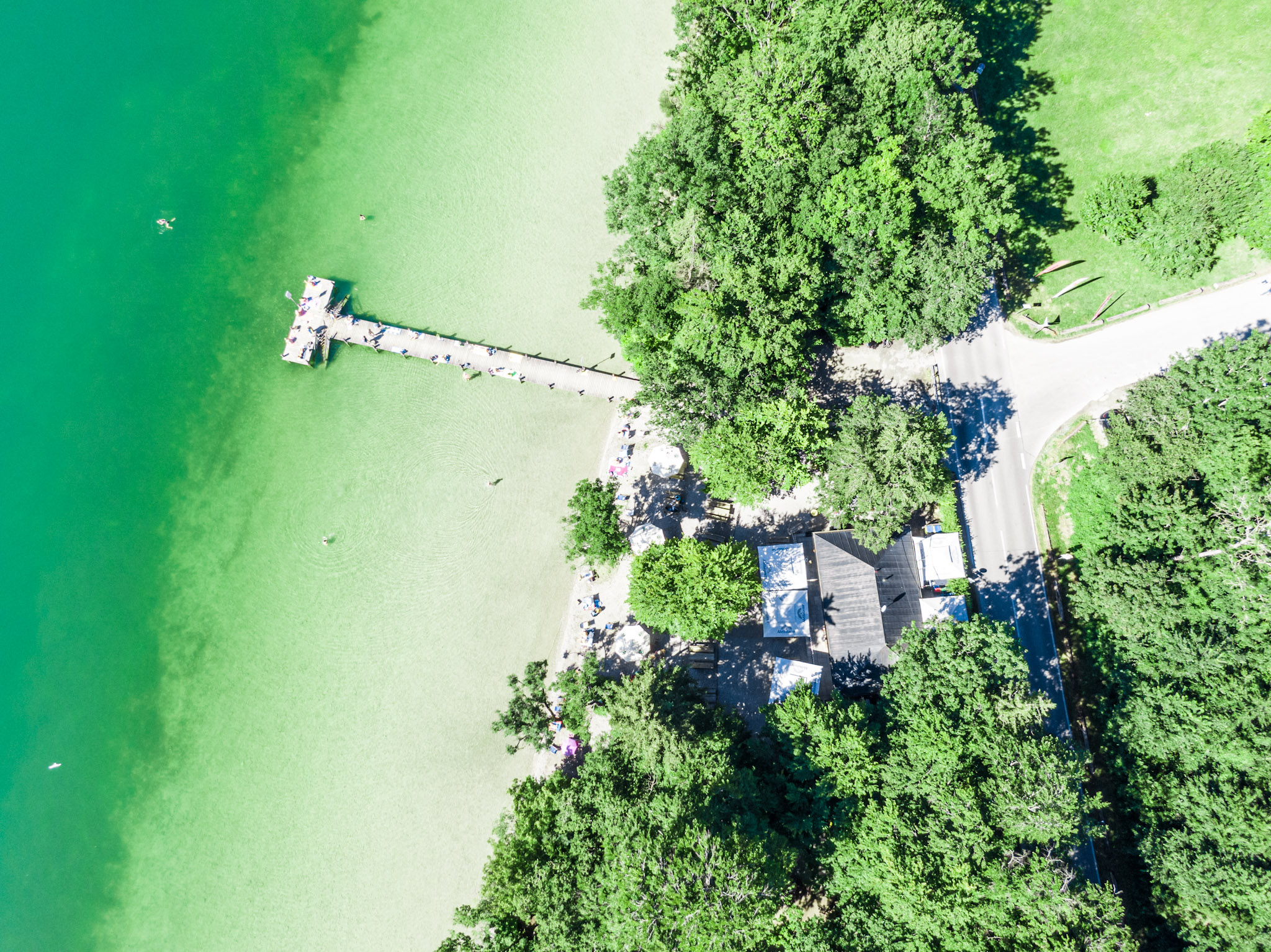 Steg 1 senkrecht von oben mit Strand und Badegästen