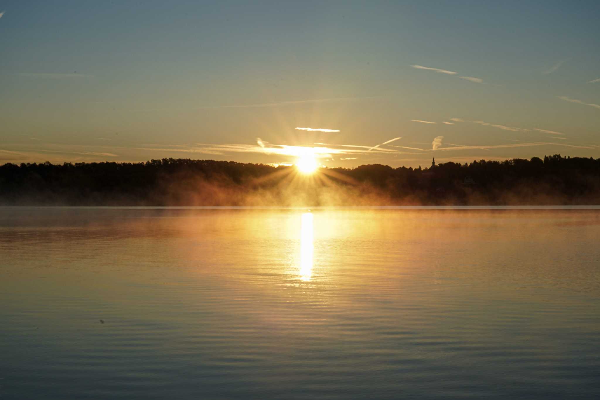 Sonnenaufgang mit goldenem Nebel über dem Starnberger See