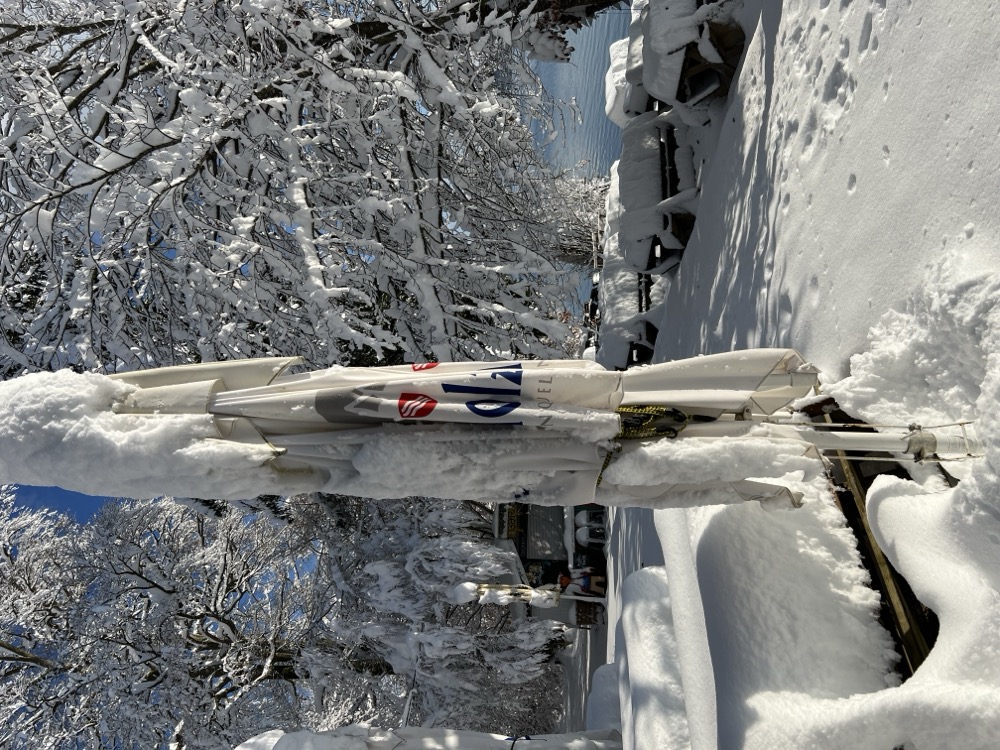 Biergarten tief verschneit mit Sonnenschirmen im Schnee
