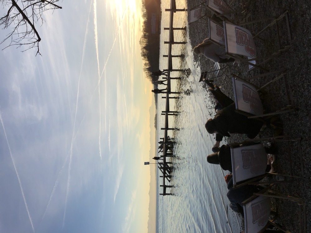 Liegestühle am Steg bei Winterdämmerung