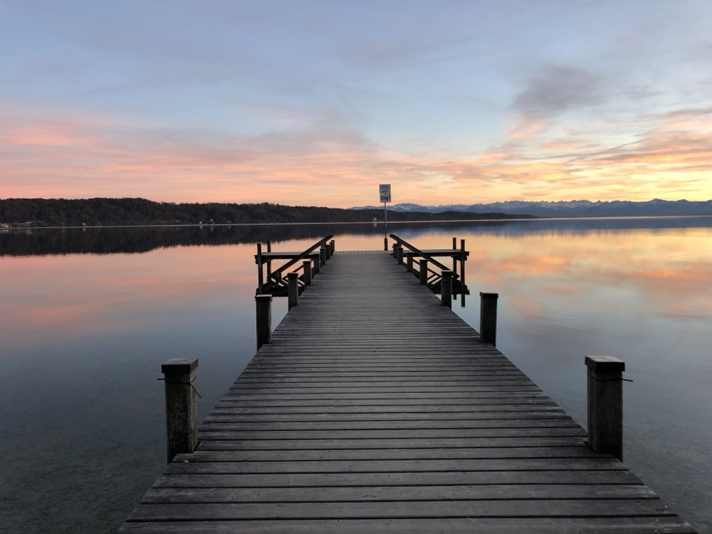 Steg am Starnberger See bei klarem Winterhimmel
